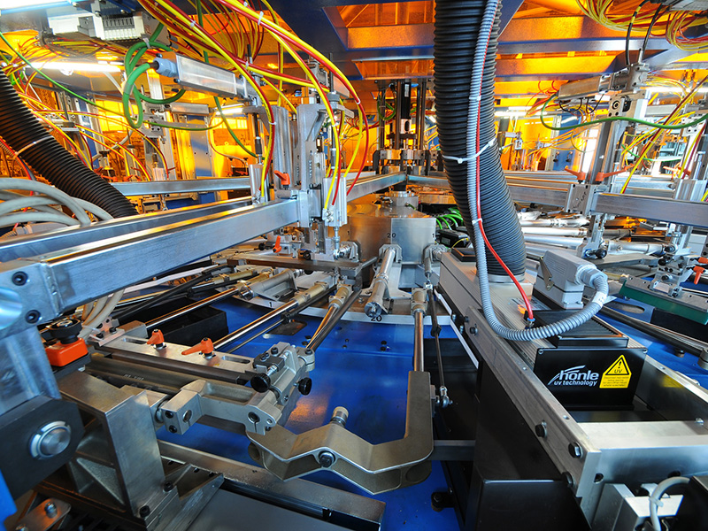 dreidimensionale-objekte-bedrucken-dr-hoenle Custom 3D objects being precisely printed and UV-cured